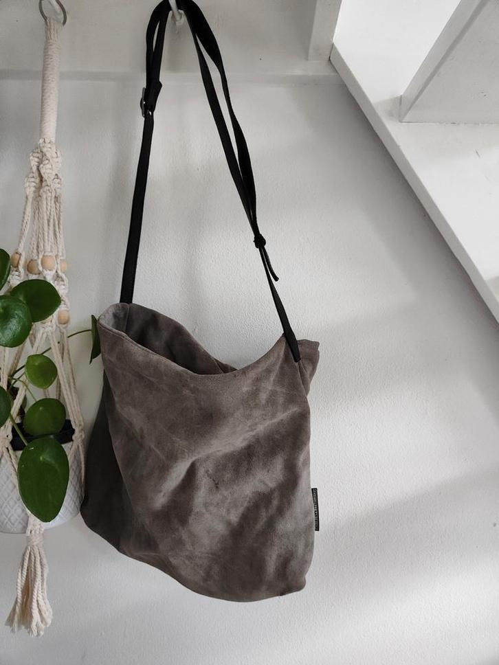 Fred de la Bretoniere grijze suède tas, Sieraden, Tassen en Uiterlijk, Tassen | Schoudertassen, Gebruikt, Overige merken, Grijs