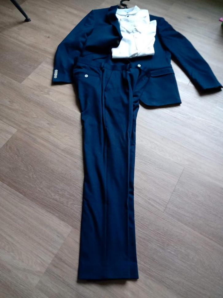 Blauw kostuum  met 2 witte overhemden, Kleding | Heren, Kostuums en Colberts, Zo goed als nieuw, Maat 48/50 (M), Blauw, Ophalen of Verzenden