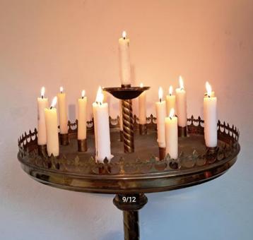 Grote antieke koperen kerkkandelaar 1.30 m voor 16 kaarsen beschikbaar voor biedingen