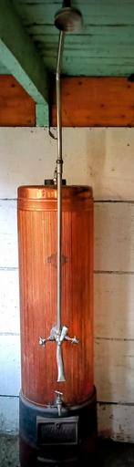 antieke koperen geiser of waterverwarmer, douche, Ophalen