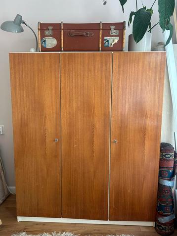 Vintage/retro Kledingkast Jaren 60/70 beschikbaar voor biedingen