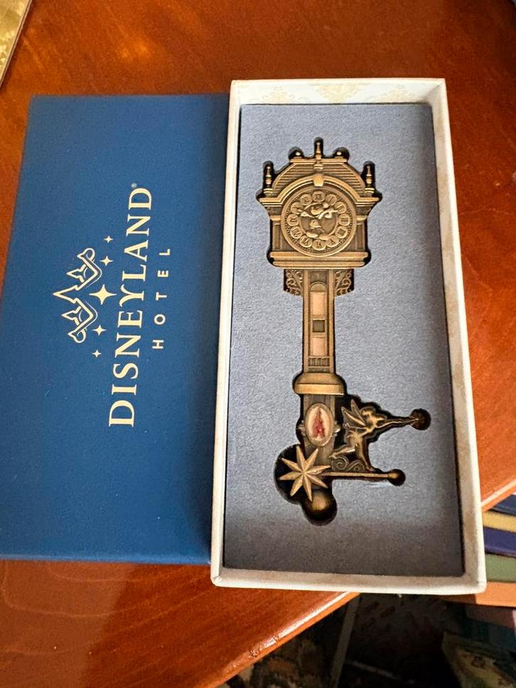 Disney limited Disneyland hotel key /sleutel, Verzamelen, Disney, Zo goed als nieuw, Beeldje of Figuurtje, Overige figuren, Ophalen of Verzenden