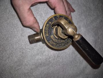 antieke radiatorkraan oude radiator beschikbaar voor biedingen