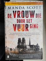 De Vrouw Die Door Het Vuur Ging - Manda Scott, Boeken, Ophalen of Verzenden, Zo goed als nieuw, Manda Scott, Nederland