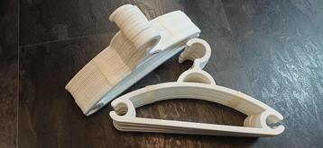 25 witte kleding hangers beschikbaar voor biedingen