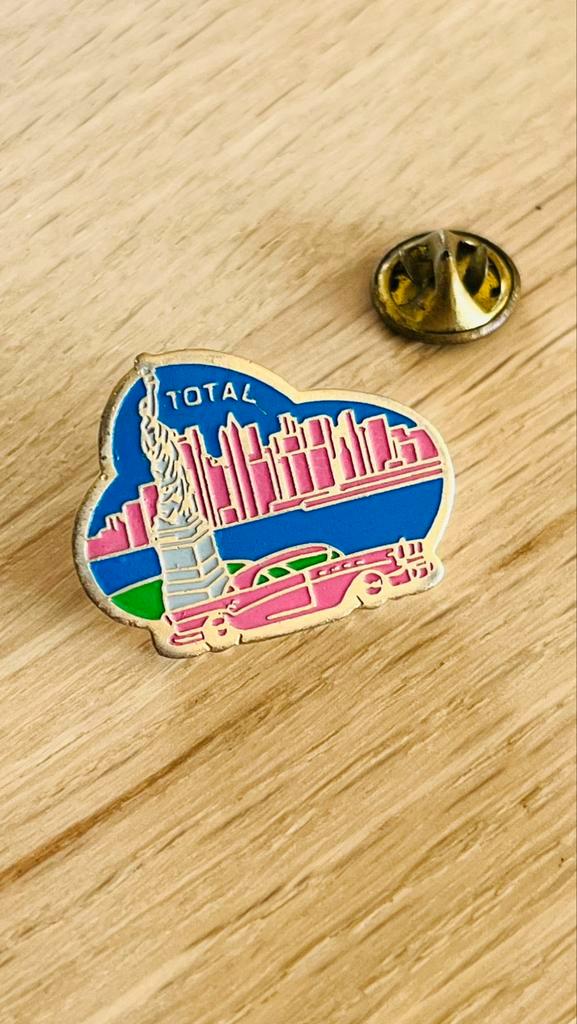 Total pin New York, Verzamelen, Speldjes, Pins en Buttons, Zo goed als nieuw, Ophalen of Verzenden