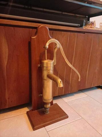Koperen antieke water pomp ziet foto  beschikbaar voor biedingen