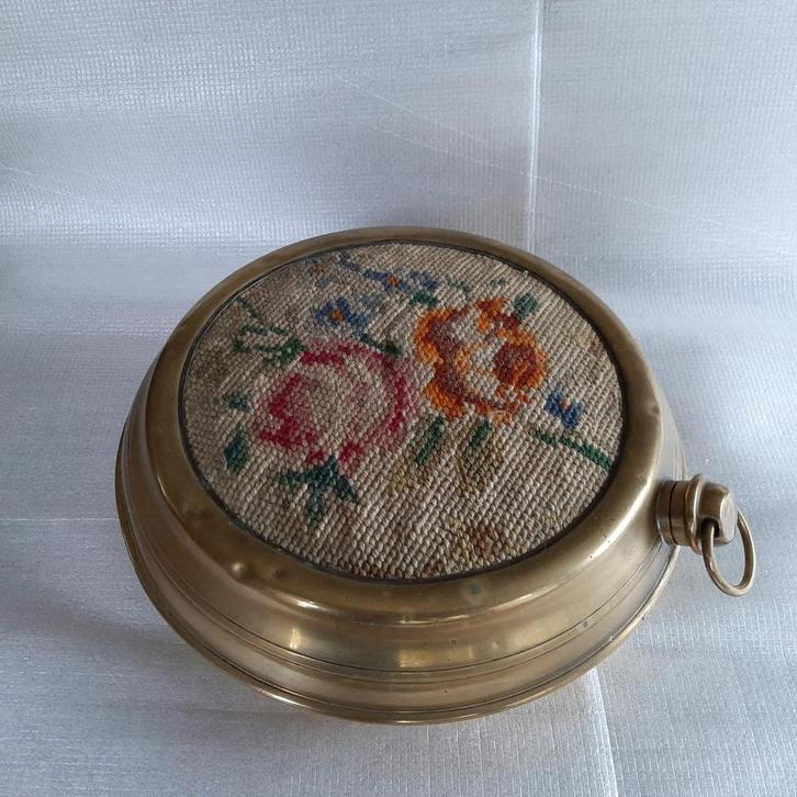 Antieke kruik / voetenwarmer koper met geborduurde decoratie, Antiek en Kunst, Antiek | Overige Antiek, Ophalen