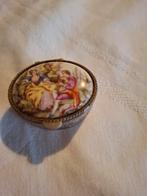Vintage Pillendoosje met Romantisch Tafereel, Antiek en Kunst, Antiek | Overige Antiek, Ophalen