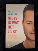 Fred van Leer - Niets is wat het lijkt - Gesigneerd, Boeken, Ophalen of Verzenden, Zo goed als nieuw, Conny Schalke, Overige