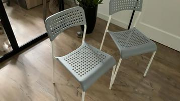 Twee kleine stoeltjes beschikbaar voor biedingen