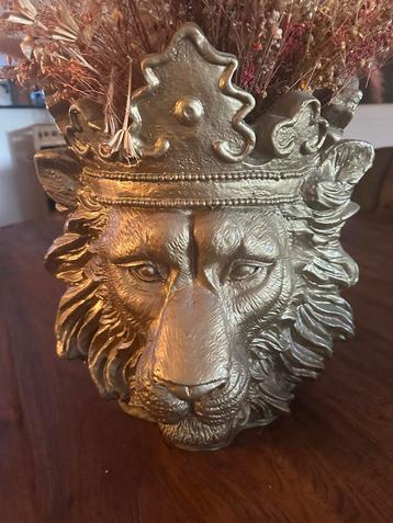 Gouden Leeuw Bloempot met Droogboeket beschikbaar voor biedingen