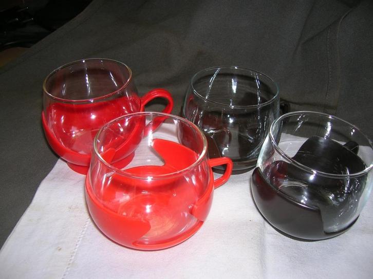 4 retro theeglazen in houder 2 x Melitta glas, Huis en Inrichting, Keuken | Servies, Gebruikt, Overige typen, Overige stijlen