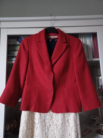 Kort rood jasje beschikbaar voor biedingen