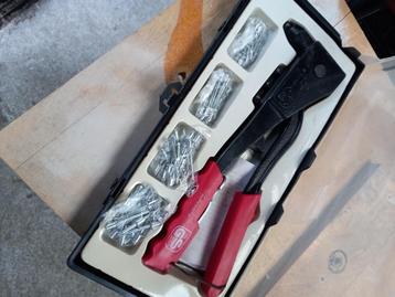 popnageltang, compleet met popnagels beschikbaar voor biedingen