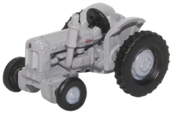 Fordson TRACTOR grijs, Hobby en Vrije tijd, Modelauto's | Overige schalen, Nieuw, Tractor of Landbouw, Ophalen of Verzenden