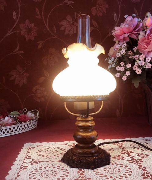 Tafellamp / olielamp antiek hout, koper, olie lamp kap wit, Huis en Inrichting, Lampen | Tafellampen, Glas, Hout, Metaal, Overige materialen
