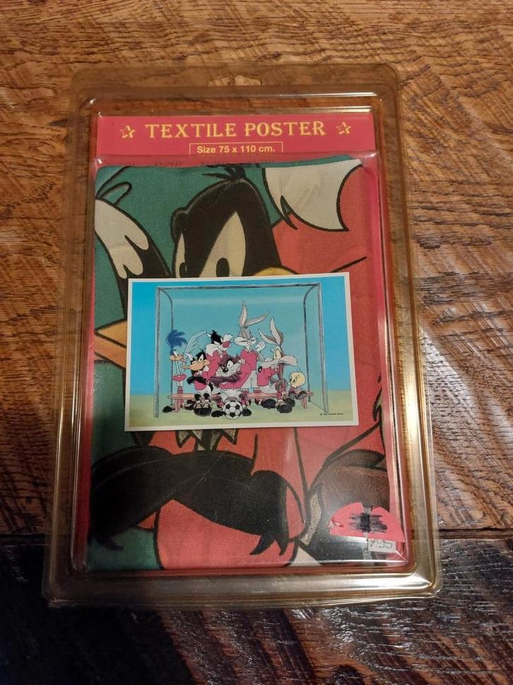 Textiel Poster Looney Tunes Figuren Voetbal, Hobby en Vrije tijd, Verzamelkaartspellen | Yu-gi-Oh!, Nieuw, Overige typen, Ophalen of Verzenden