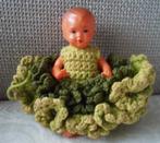 Oud baby popje met gehaakt jurkje. Jaren '50 - '60., Verzamelen, Poppen, Ophalen of Verzenden, Zo goed als nieuw, Pop