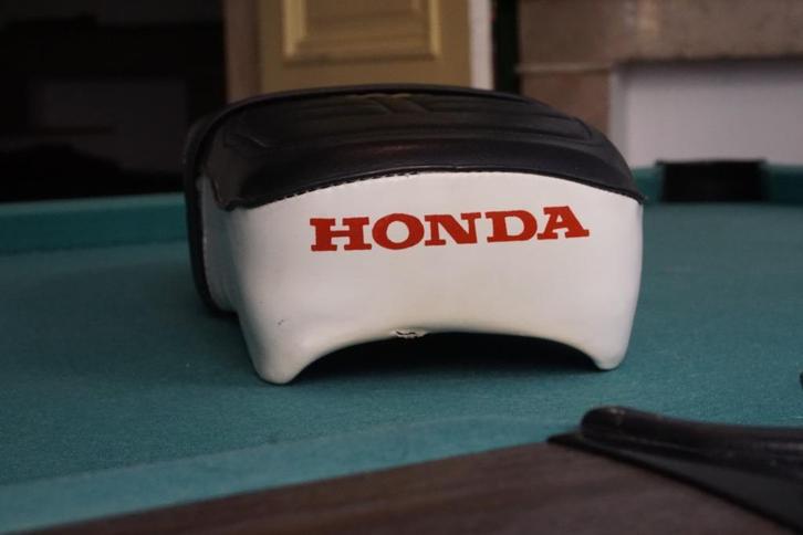 Honda c50 zadel, Fietsen en Brommers, Brommeronderdelen | Algemeen, Zo goed als nieuw, Zadel, Ophalen of Verzenden