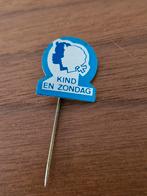 Sp 1498 Speldje Kind en Zondag, Verzamelen, Speldjes, Pins en Buttons, Ophalen of Verzenden, Zo goed als nieuw, Overige onderwerpen