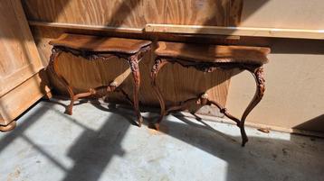 2 noten houten Franse louis XVI side tables beschikbaar voor biedingen