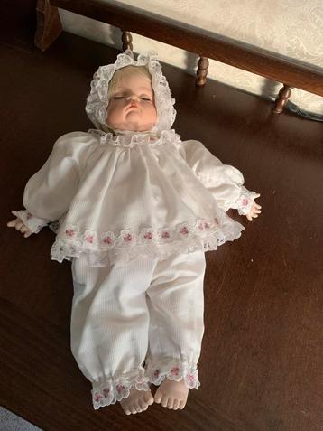 Porseleinen Babypop in Pyjama beschikbaar voor biedingen