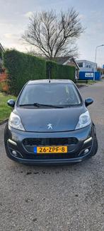 Peugeot 107 1.0 12V 5DR 2013 Grijs, Auto's, Peugeot, Origineel Nederlands, Te koop, Zilver of Grijs, Benzine