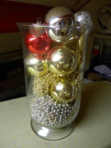 WINDLICHT GROOT, GLAS, GEVULD MET KERSTBALLEN, MOOI ALS DECO beschikbaar voor biedingen