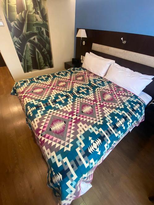 Groot nieuw Alpaca kleed (roze-blauw-crème-grijs)., Huis en Inrichting, Woonaccessoires | Plaids en Woondekens, Nieuw, Ophalen of Verzenden