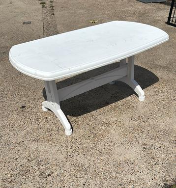 Tuintafel beschikbaar voor biedingen