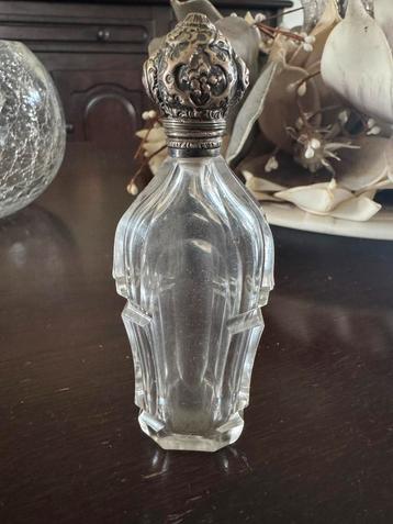 Antiek parfum flesje met zilver dop beschikbaar voor biedingen
