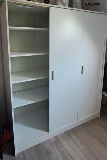 Kast met schuifdeuren