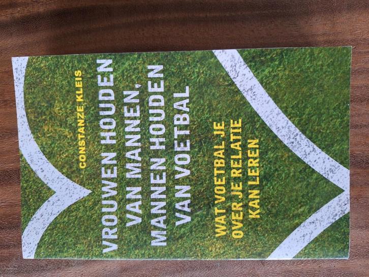 Vrouwen houden van mannen, mannen houden van voetbal, Boeken, Sportboeken, Zo goed als nieuw, Balsport, Ophalen of Verzenden