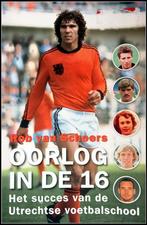 Oorlog in de 16: Succes van de Utrechtse voetbalschool., Ophalen of Verzenden, Gelezen, Balsport