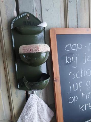 Antiek schoolbordenrek voor krijt,spons en doek R.W.A Amster beschikbaar voor biedingen