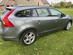 Volvo V60 2.0 ltr Diesel 150 pk, November 2016 Grijs Metall, Auto's, Voorwielaandrijving, Stof, Parkeersensor, 4 cilinders