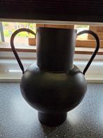 Zwart metalen vaas, inclusief groene nieuwe gusta kaars., Overige materialen, Ophalen of Verzenden, Zo goed als nieuw, Minder dan 50 cm