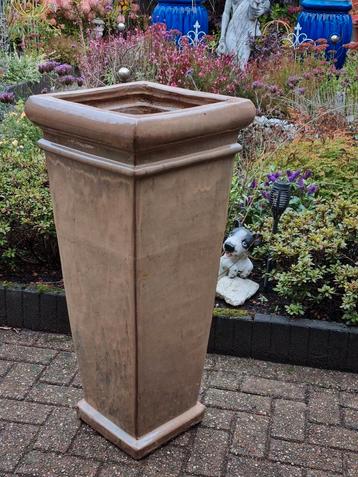 Zware tuinvaas
Mooi geglazuurd, cappuchino/mokka  94 cm hoog beschikbaar voor biedingen