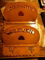 KRANTENHOUDER, BRIEVENHOUDER MET MOOI HOUTSNIJWERK, APART, Ophalen of Verzenden