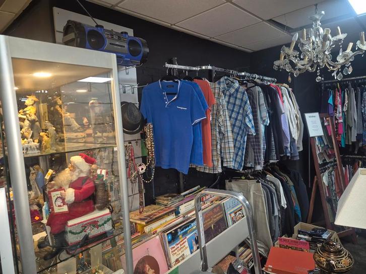 Tekoop wand rekken voor kleding winkel, Diversen, Rommelmarktspullen, Ophalen