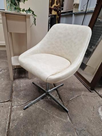 Klein vintage lederen kuipstoeltje cocktailstoeltje 
