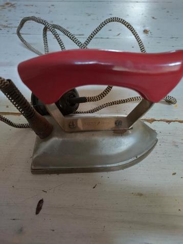 Vintage Strijkijzer 110/220 Volt beschikbaar voor biedingen