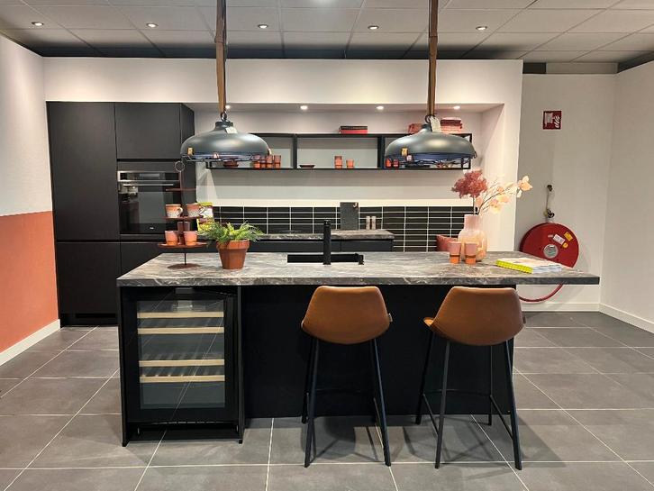 EI-027 Nobilia Easytouch zwart greeploos, Huis en Inrichting, Keuken | Complete keukens, Nieuw, Enkelwandige keuken, Zwart, Graniet of Steen