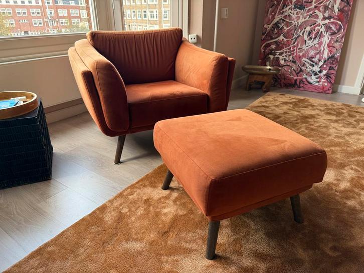 Zitstoel met bijpassende poef oranje/koper - Decor Amsterdam, Huis en Inrichting, Banken | Sofa's en Chaises Longues, Zo goed als nieuw