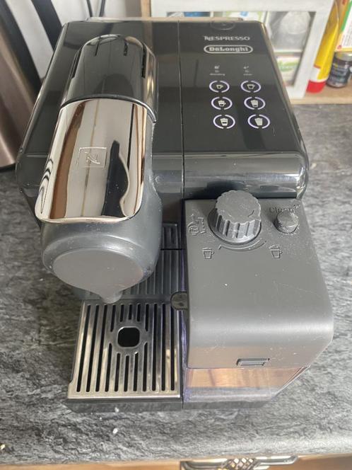 Nespresso Lattissima One Touch – met melkschuimer, Witgoed en Apparatuur, Koffiezetapparaten, Gebruikt, Koffiepads en cups, Koffiemachine