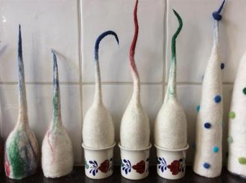 Eierwarmers en bloemen handgevilt beschikbaar voor biedingen