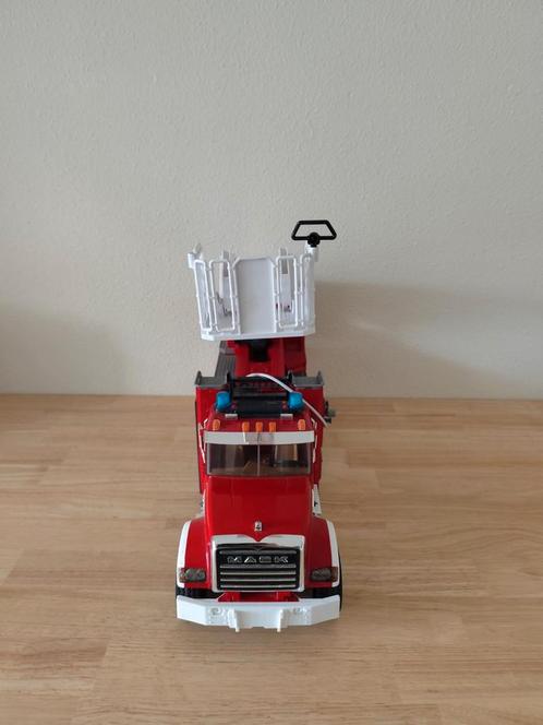 Bruder 2821 - Mack brandweer ladderwagen met waterpomp, Hobby en Vrije tijd, Modelauto's | 1:50, Zo goed als nieuw, Bus of Vrachtwagen