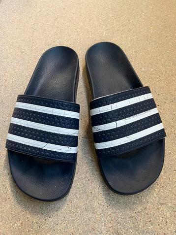 Adidas badslippers, z.g.a.n. beschikbaar voor biedingen