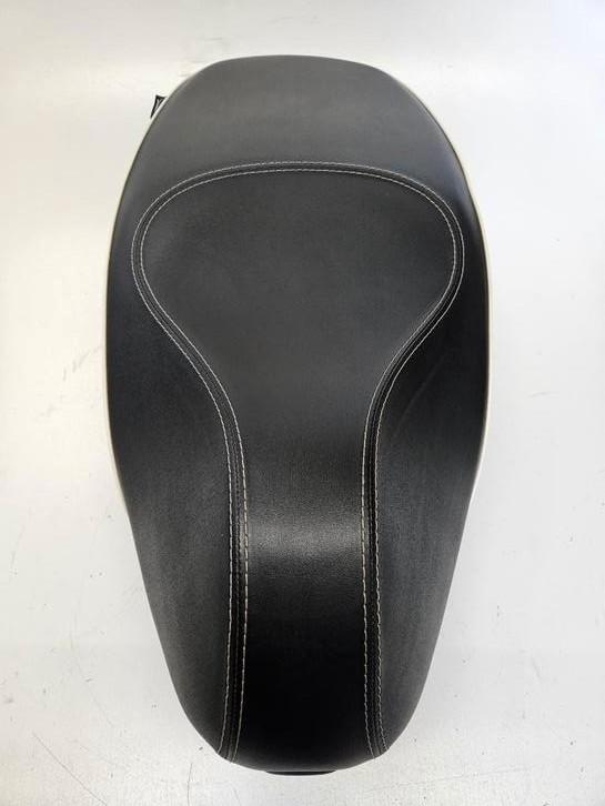 Vespa Sprint zadel - Zwart met Witte Bies, Fietsen en Brommers, Brommeronderdelen | Scooters, Gebruikt, Vespa, Overige typen, Ophalen of Verzenden